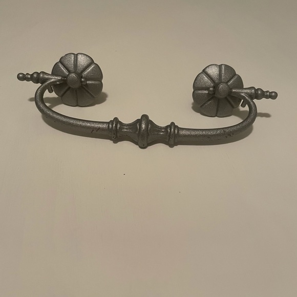 Drawer drop pulls - Picture 2 of 3